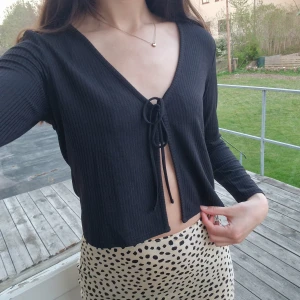 Svart topp - Svart topp från H&M. Använd kanske 1-2 gånger. 