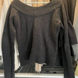 Stickad tröja - Så fin off Shouler stickad tröja!💖