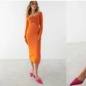 Klänning gina tricot - Säljer en ny/oanvänd klänning från Gina Tricot i storlek XS. Slutsåld online. Endast provad. Pris 100kr + frakt. Nypris 499kr.  obs. En liten söm har gått upp under bysten men går lätt att sy igen själv om man orkar. Därav det billiga priset på klänningen