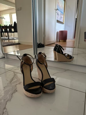 Michael kors kilklackar  - Säljer dessa fina kilklackar från Michael Kors. Sparsamt använda (använda vid 2-3 tillfällen) och i väldigt fint skick. Storlek 38 😊inköpta för 1300kr. Går bra att mötas i Uppsala/Stockholm, annars per post. 