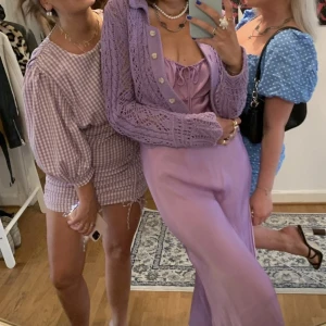 Klänning - Säljer den här klänningen från Zara, första bilden är lånad. Strl XL men passar mig som har S/M i vanliga fall ❤️