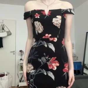 Klänning - Jättefin sommarklänning offshoulder med fin blomdesign, använd fåtal gånger, 
