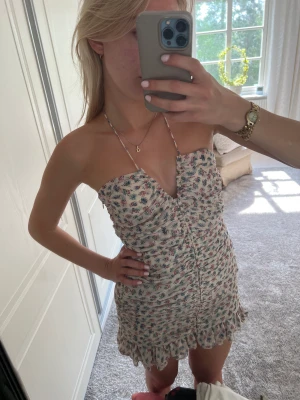 Zara klänning S - Aldrig använd klänning från Zara med lappen kvar! Storlek S men passar en XS också. Sitter så fint på kroppen!💘