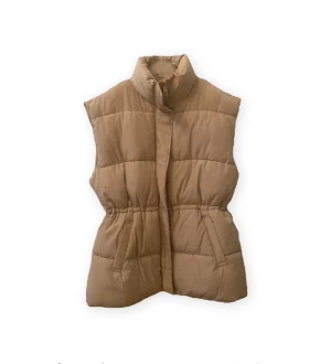 Väst  - Säljer denna väst från H&M i storlek M, helt ny (oanvänd) 