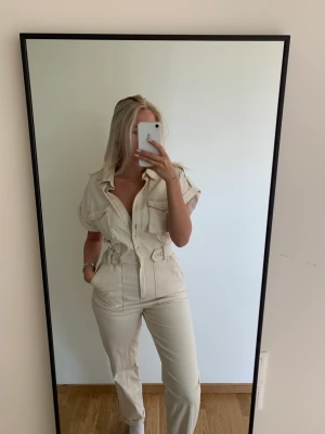 Jumpsuit  - En så fin jumpsuit. Man kan spänna midjan lösare eller tightare. Använd en gång men som i nyskick!