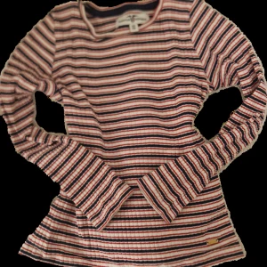 Tight långärmad tröja - Jätte fin långärmad tröja som sitter fint på kroppen. Ärmarna går lite längre än armbågarna. Säljer för att den inte kommer till andvänding  