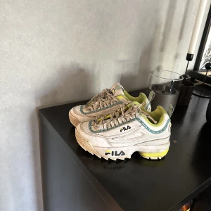 Barnskor Fila  - Fila skor som är hela i skick enligt bild. 