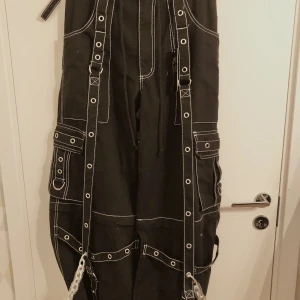 tripp nyc byxor - helt nya, endast haft på en gång för att testa men var tyvärr för stora, kan göras till shorts. medium i amerikanska mått men osäker på vad det är i europeiska mått. midjan är 90cm medans byxornas längd är 110cm