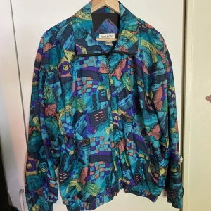 80-tals jacka - Windbreaker/bomberjacka från 70-talet! Har använt den som sommarjacka då den är av lätt material. 