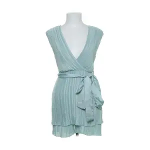 Säljer denna superfina klänning från Zara som aldrig är använd och har prislappen kvar! Skriv om ni är intresserade eller har några frågor🥰