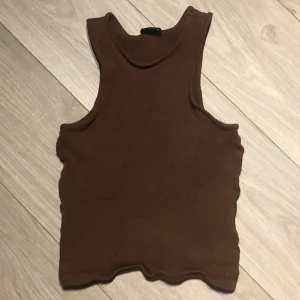 Brun magtröja - En vanlig brun croptop. Frakt adderas på det nuvarande priset 