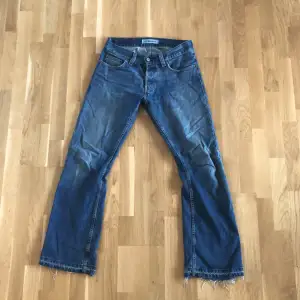 Säljer ett par Levis jeans  Modell 512 som är bredare nertill vilket gör att dem går fint över skorna  Sitter som hope rush  W:30 L32 