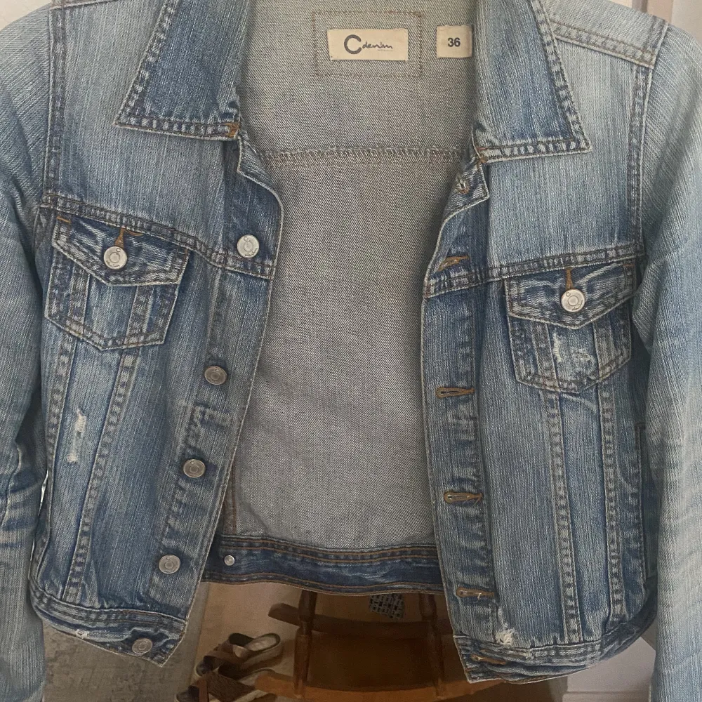 Vanlig kort jeans jacka, rätt gammal vet ej om den finns i butik längre. Från Cubus, stl 36. Den är i mycket bra skick men lite solblekt. Köparen står för frakt❤️. Jackor.