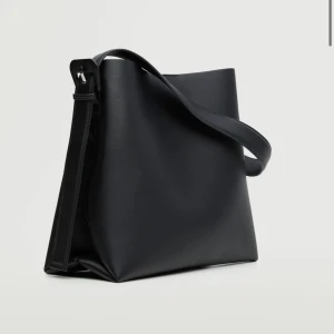 Handväska  - Säljer en handväska från mango som varit slutsåld ett tag. Kontakta vid intresse💕