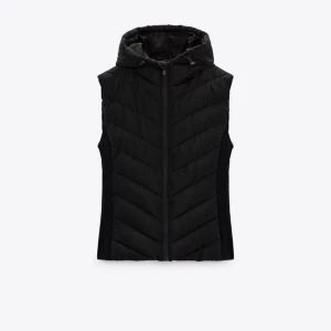 Zara väst (svart) - Använd Max 10 gånger säljer för att jag tröttna på den. Bra skick OBS kan inte mötas upp kan dock posta kom privat för fler bilder💘