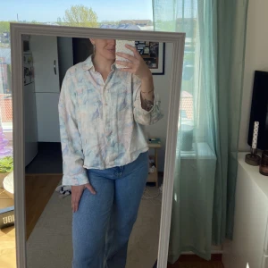 Slutsåld skjorta Lis Bonne - Jättefin skjorta ifrån Lis Bonne som tyvärr inte kommer till användning, mycket sparsamt använd! 🌸💖 storlek M 