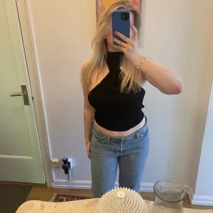 Topp - Skitsnygg festtopp med skruvad hals från Gina tricot!🔥🔥🫶🏻