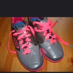 Skor, inomhus träningsskor, stl 40 (25 cm), mkt fint skick - Skor, inomhus träningsskor, stl 40 (25 cm), mkt fint skick  Non marking outsole  Inte använda mycket  Köparen står för frakten.   Ansvarar inte för hur posten/Schenker hanterar breven/paketen eller om det försvinner.