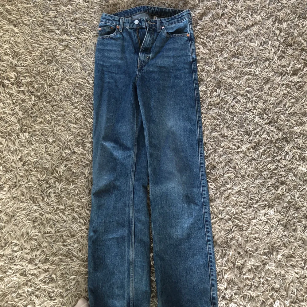 High waist straight jeans i blå som blivit för små för mig själv och som inte kommer till användning, högmidjade men går att dra ner ganska lätt! Använd några gånger men i bra skick🙌🏼💕 orginalpris 500!!. Jeans & Byxor.