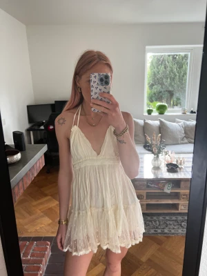 Sommarklänning - Super fin vit/beige sommarklänning med spets och knyt detaljer✨ säljer då jag tyvärr inte tycker att den sitter fint på mig🥲 använd sparsamt 