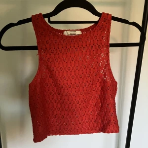 Spets linne - Jätte fint spetslinne från Pull & Bear i strl M ( mer som en S)!