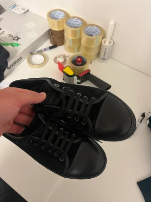 Lanvin Cap Toe Navyblue  - Säljer dessa Lanvin Cap Toe Navyblue  Size: UK8 Skick: 8/10 Pris: 2000:-  Skriv för fler bilder eller frågor 😁  Finns 150+ referenser att visa upp 