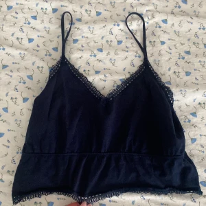 Mörkblått linne  - Klicka ej på köp nu! Säljer denna topp från Teneziz😍 superfin nu på sommaren! Stl M-L men är väldigt liten så passar mig bra som är S i vanliga fall🌸 50kr+frakt 