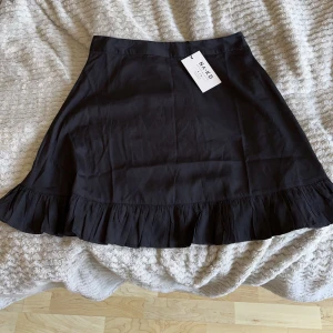 Kjol från NA-KD  - Kjol från NA-KD , helt oanvänd med prislapp kvar 