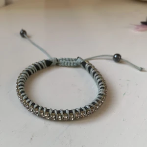 Blått armband  - Blått armband med små stenar. Storleken går att justera. Frakt 15 kr 💙