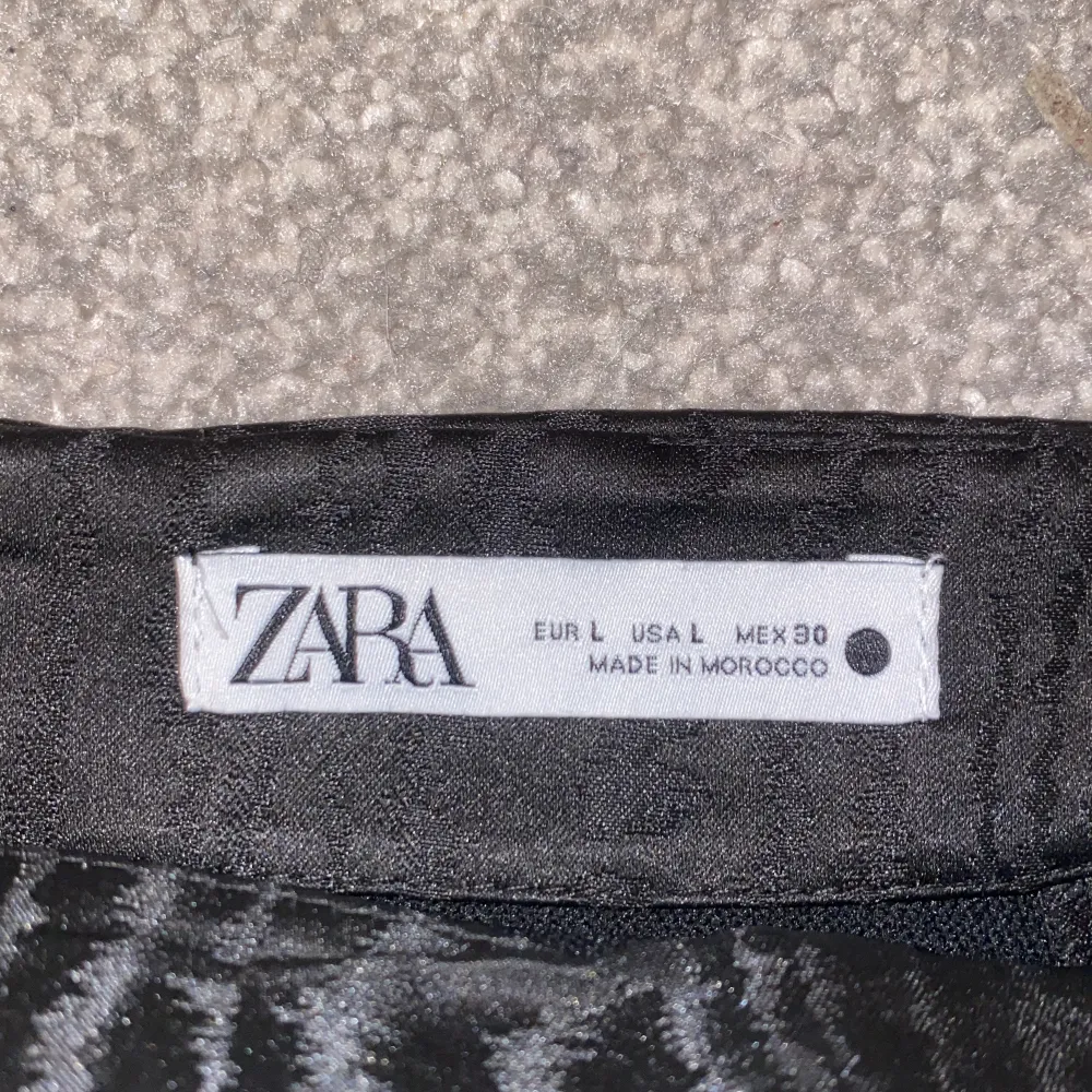 Svart minikjol från Zara i storlek L men skulle säga att den passar M. . Hameet.