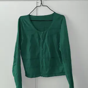 nice emerald green cardigan! small hole in the top but hardly noticable