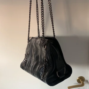 Zara handväska - Säljer detta snygga väska med kedjor som axelband! Den säljs inte längre. Varsamt använd och inga större tecken på användning