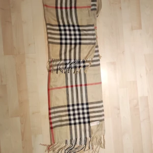 Rutig halsduk - Lång höstrutig halsduk.  Skick som ny