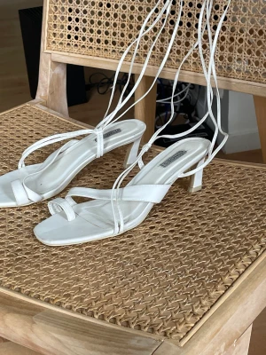 Klackar  - Knappast använda vita klackar som man knyter, storlek 38