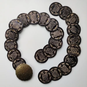 Trasigt ringvälte  - Så fint bälte som tyvärr gått av. Slitet på andra ställen också. Inga fler bilder. Vinnande bud betalar med köp nu 