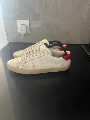 Saint Laurent sneakers - Saint Laurent skor i storlek 42/43  Använda men i gott skick Priset kan diskuteras 