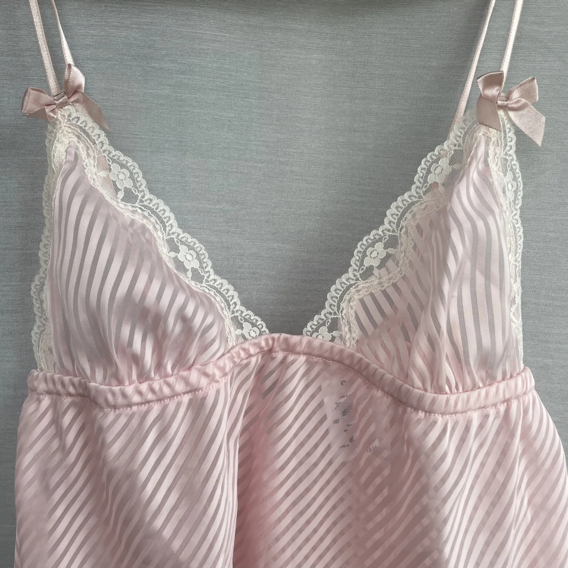 Gulligt linne med spets  - 90