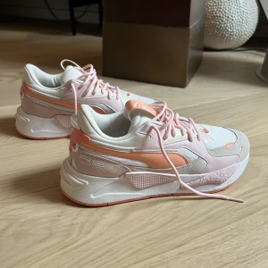 Puma sneakers  - Rosa puma sneakers rs x Storlek 41 Aldrig använda