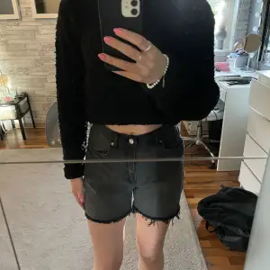 Säljer dessa grå jeansshorts ifrån H&M i storlek 38, säljes för att den är för stor💗