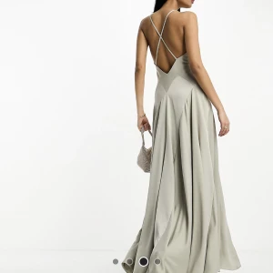 Balklänning - Säljer nu min balklänning som jag hade förra året, den är från ASOS och köptes för ca 1200💕 Den passar mig i längden som är 170 ca. Pris kan diskuteras🫶🏼