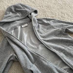 En fin grå juciy tröja som är använd få gånger och säljer för används inte längre☺️