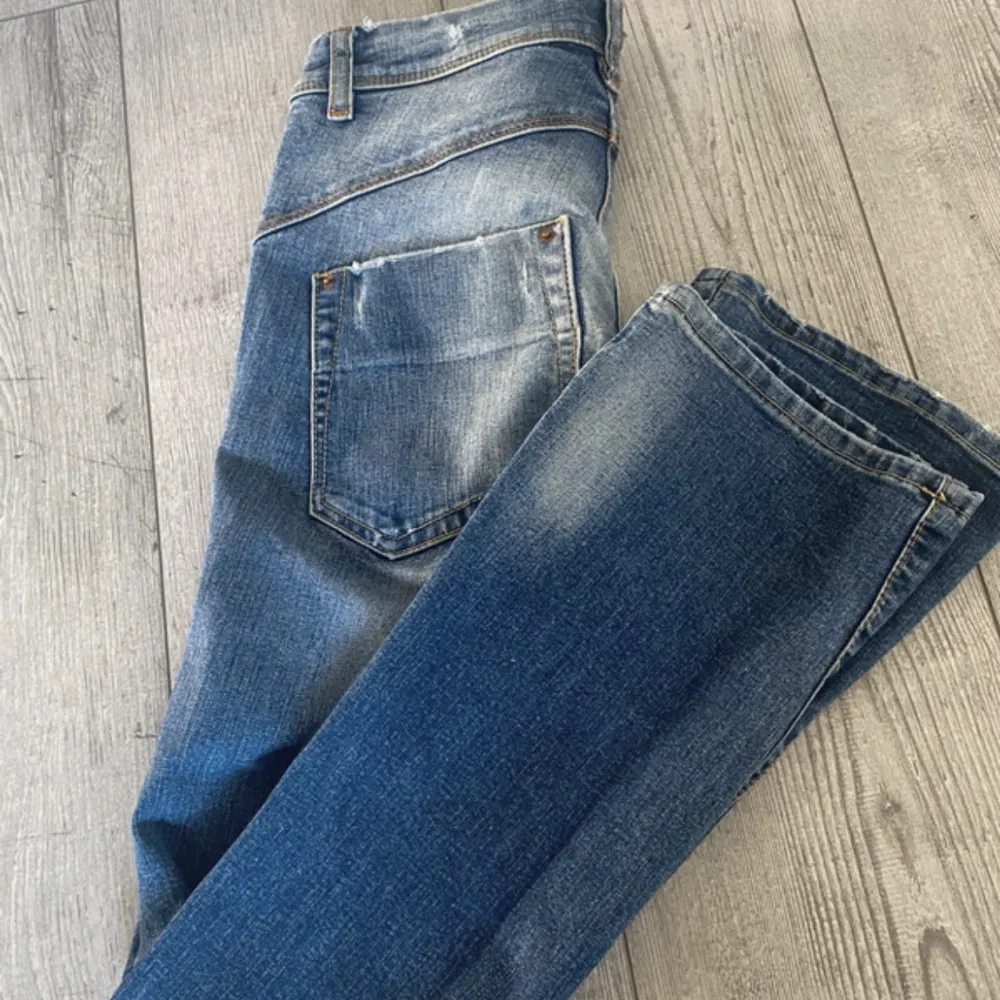 Ett par blåa lågmidjade utsvängda jeans från bikbok. Dom är är i bra skick och helt oanvända då dom var för små för mig.. Jeans & Byxor.