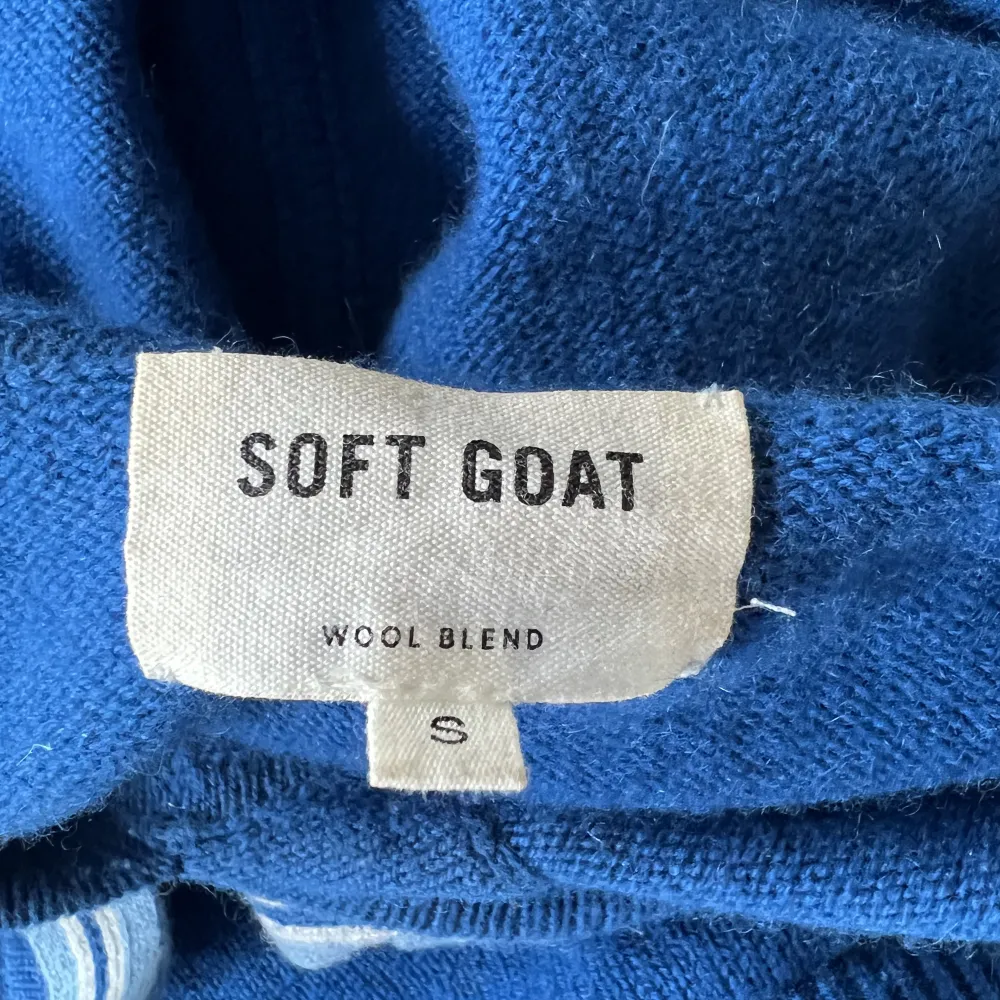 Säljer denna så fina tröjan från soft goat! 100% Kashmir. Är i väldigt bra skick💕Frakt ingår ej. Tröjor & Koftor.