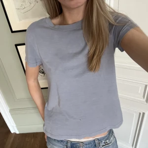 Blå t-shirt  - Kontakta för mer info Pris kan diskuteras 