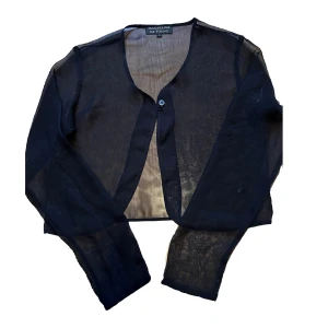 Långärmad - Super fin svart genomskinlig kofta/bolero. Knappast använd💗