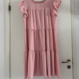 En jättefin rosa klänning som är perfekt för sommaren, vet inte vart den är ifrån då jag köpte den på en loppis men kom nästan aldrig till användning 💗💓
