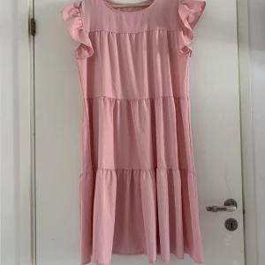 Rosa klänninf - En jättefin rosa klänning som är perfekt för sommaren, vet inte vart den är ifrån då jag köpte den på en loppis men kom nästan aldrig till användning 💗💓