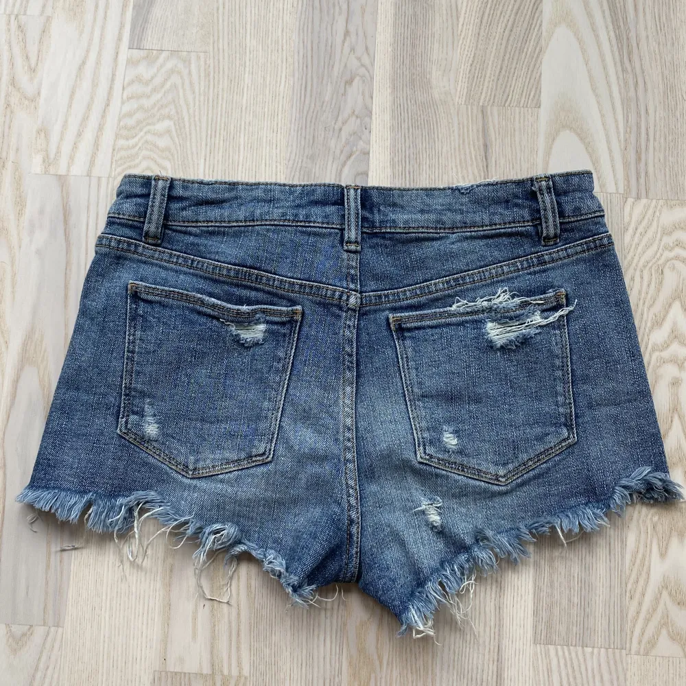 Säljer dessa snygga jeansshorts från Zara!! Modellen är lowwaist så de passar perfekt nu till sommaren!⚡️❣️  Köparen står för frakt. Shorts.