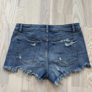 Zara jeansshorts  - Säljer dessa snygga jeansshorts från Zara!! Modellen är lowwaist så de passar perfekt nu till sommaren!⚡️❣️  Köparen står för frakt