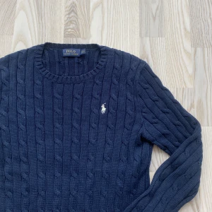 Ralph Lauren kabelstickad tröja  - Säljer denna Ralph Lauren kabelstickade tröjan, fint skick🧵 Köparen står för frakt 